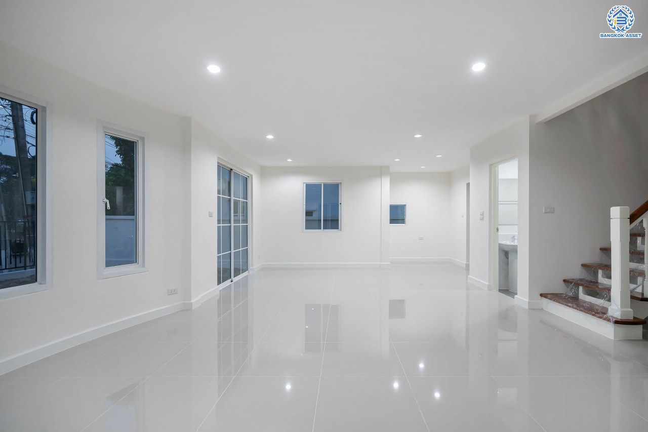 บ้านมือสองตกแต่งใหม่ โครงการ ชลลดา วัดลาดปลาดุก บ้านเดี่ยวหลังมุม คุณภาพระดับ L&H บนเนื้อที่ 57.7 ตร.ว. ฟังก์ชัน 3 ห้องนอน 2 ห้องน้ำ จอดรถได้ 1 คัน บนทำเลศักยภาพ เพียง 15 นาทีถึงเซ็นทรัลเวสท์เกต ใกล้รถไฟฟ้าสายสีม่วง "สถานีคลองบางไผ่"